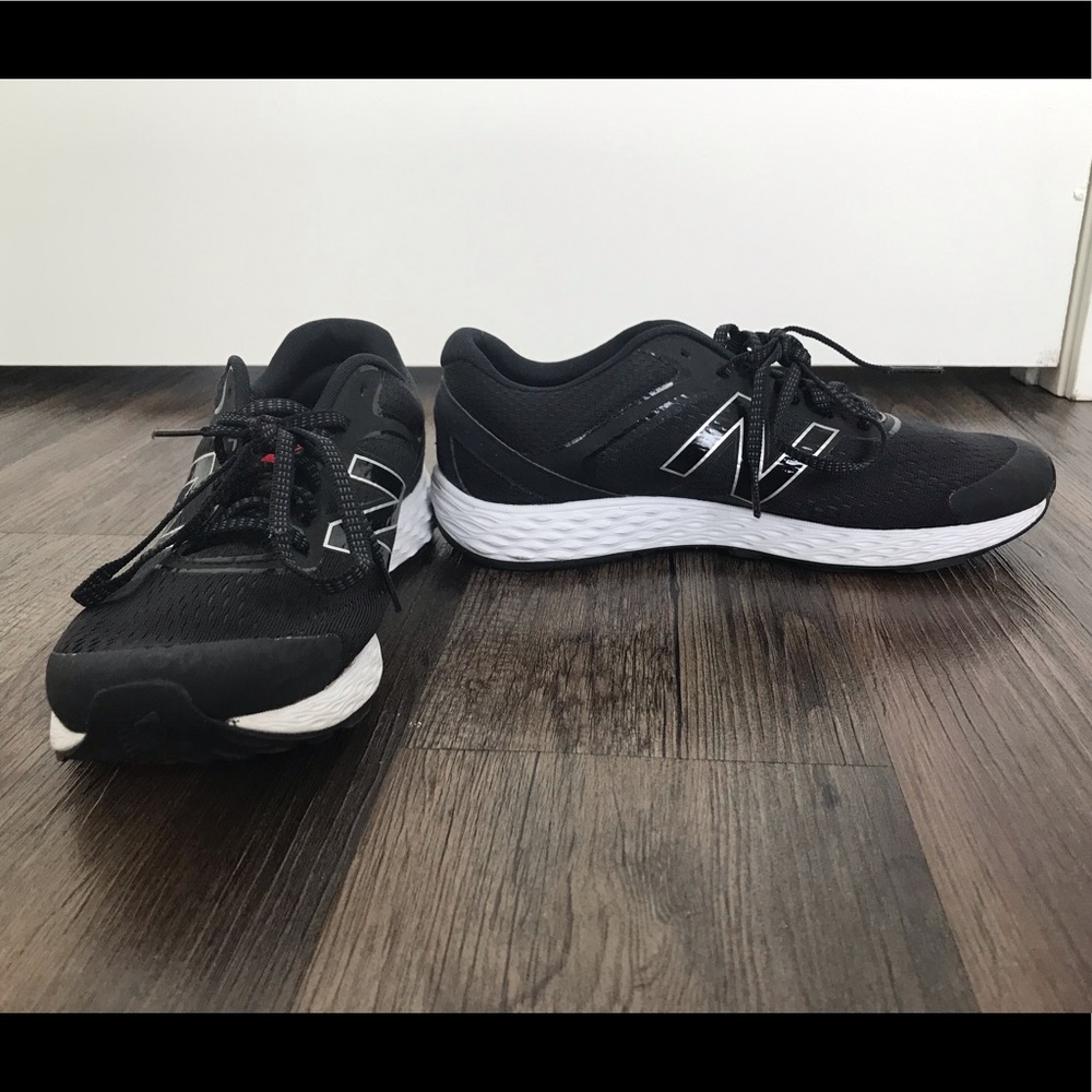 New Balance 520 v3 Size 8.5Men’sblack/white/red